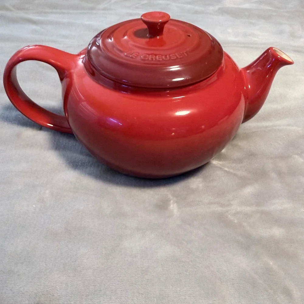 Le Creuset Cerise Red Stoneware Short Round Teapot 22 oz Unused No Infuser